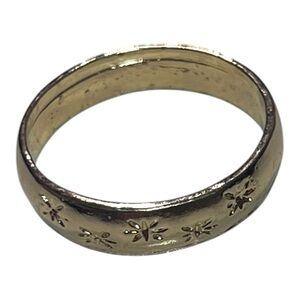 💖5/$10💖 Gold Ring with Engraved Floral Pattern
